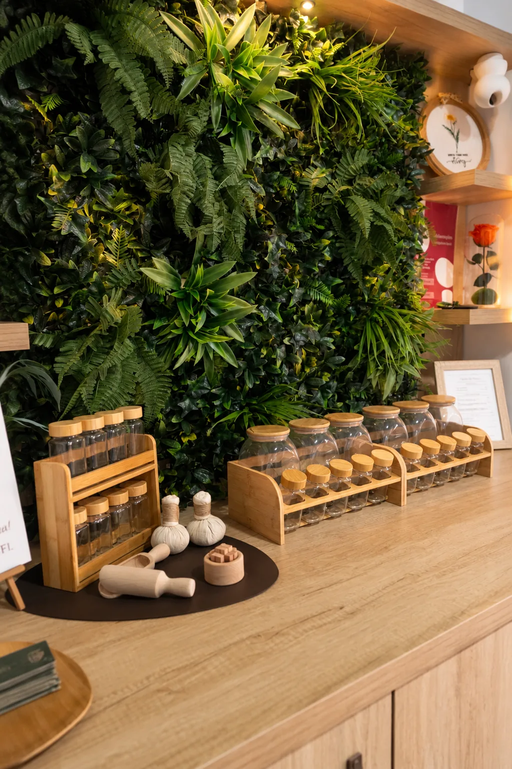 Ervas, frascos e utensílios naturais na zona de Head Spa