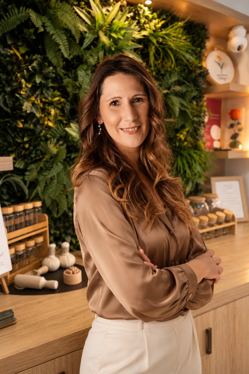 Joana no espaço da Integrativa, junto à zona de receção